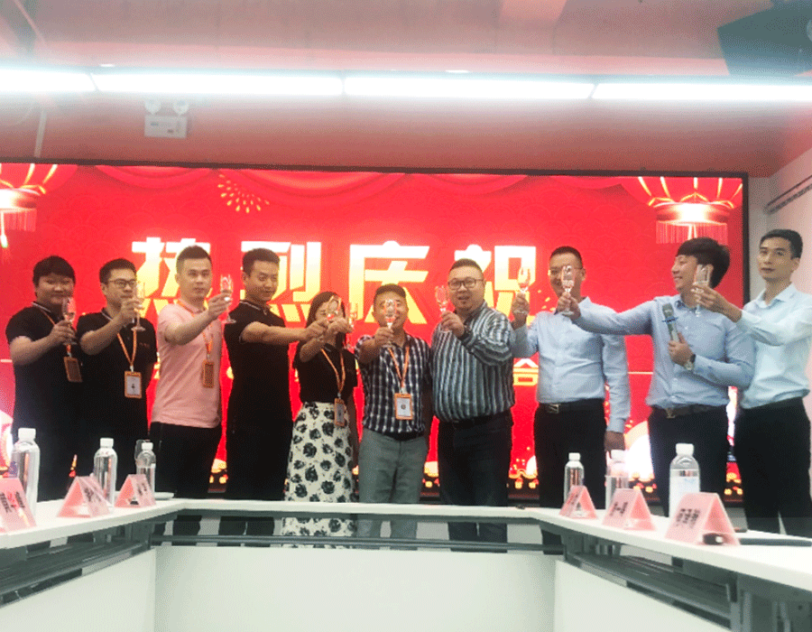 外貿(mào)狼與傲馬系統(tǒng)集團雙方領(lǐng)導(dǎo)現(xiàn)場合影 外貿(mào)狼與傲馬系統(tǒng)集團雙方領(lǐng)導(dǎo)現(xiàn)場合影